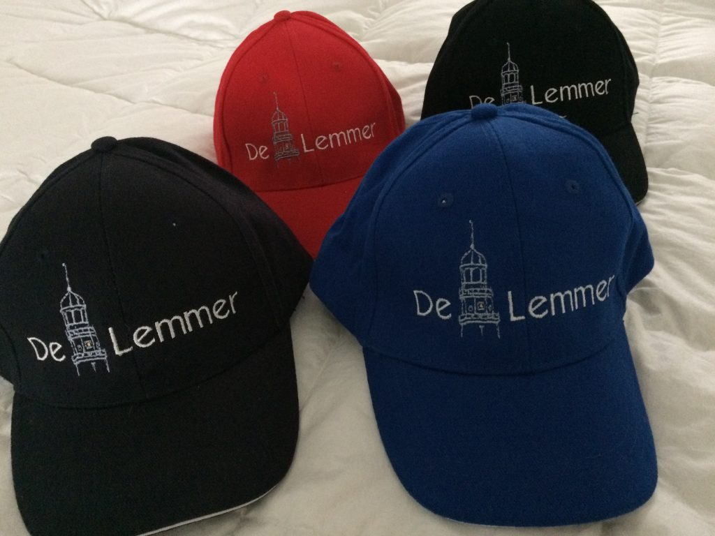 Cadeau idee, caps met tekst en logo, door ZijHaven3, borduurstudio Lemmer