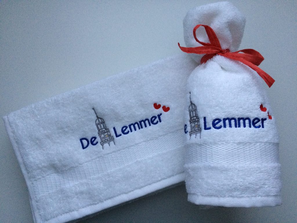 Cadeau idee, handdoeken met tekst en logo in cadeauverpakking, door ZijHaven3, borduurstudio Lemmer