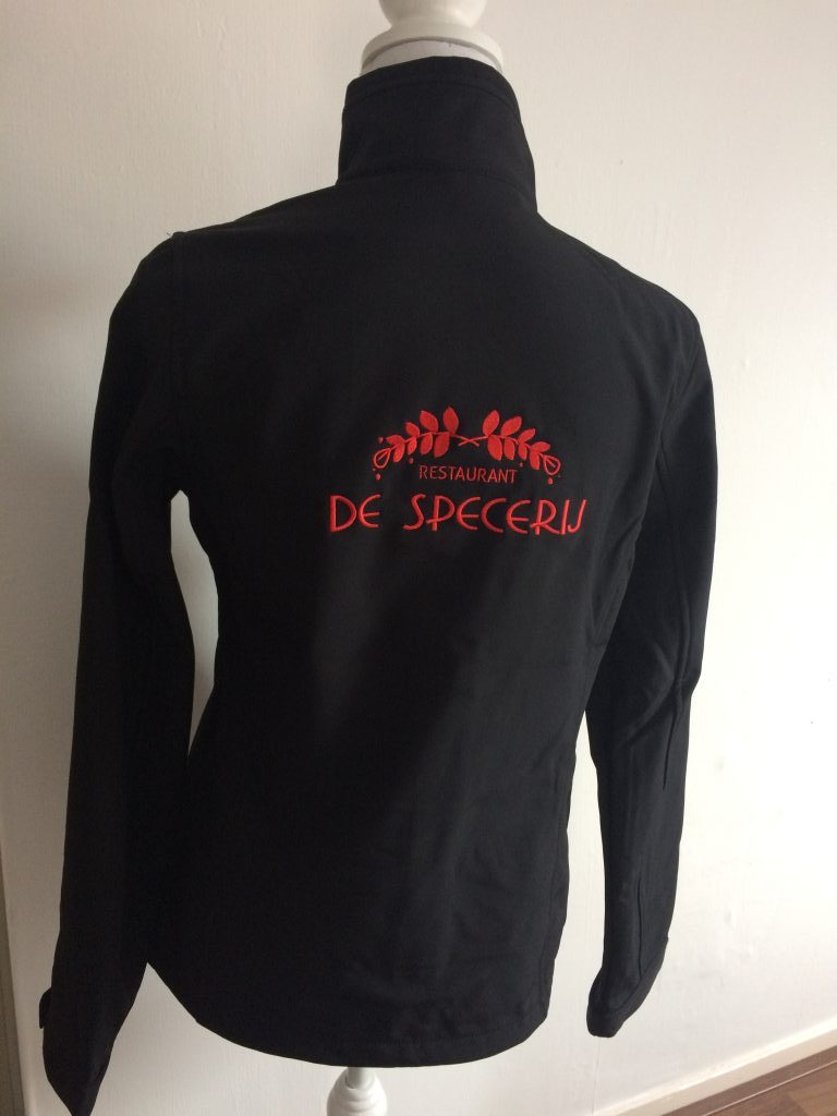 Bedrijfskleding, Softshell met bedrijfslogo, restaurant De Specerij, door ZijHaven3, borduurstudio Lemmer