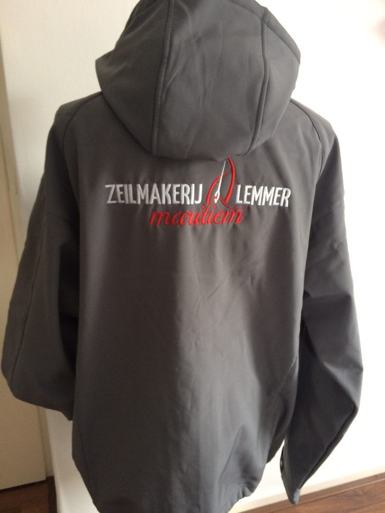 Bedrijfskleding, softshell met logo Zeilmakerij Lemmer maritiem, door ZijHaven3, borduurstudio Lemmer