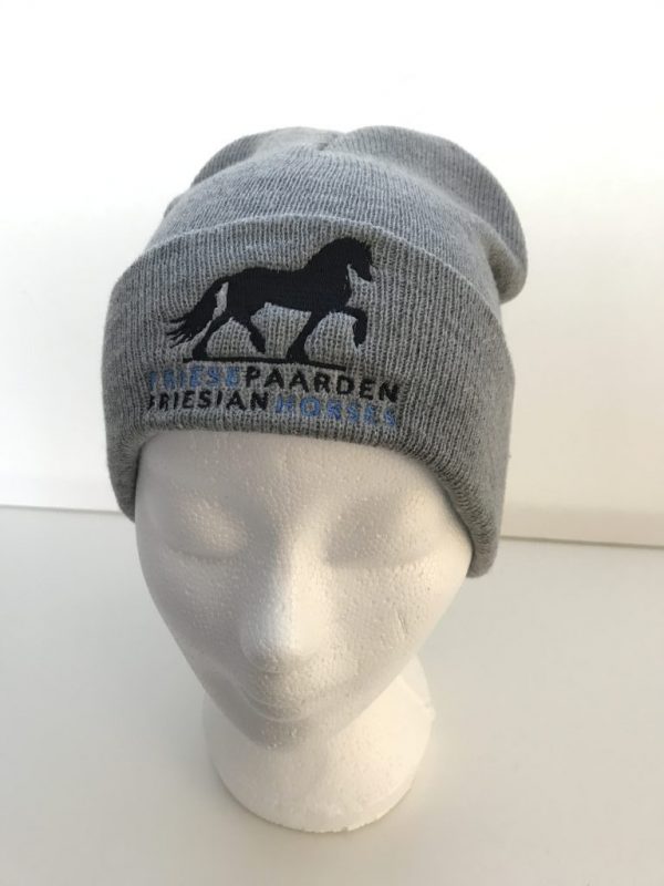 Paardensport, Muts beanie gemeleerd grijs met logo voorzijde Friese Paarden / Friesian Horses, van ZijHaven3,bordurrstudio Lemmer