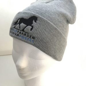 Paardensport, Muts beanie gemeleerd grijs met logo Friese Paarden / Friesian Horses, van ZijHaven3,bordurrstudio Lemmer