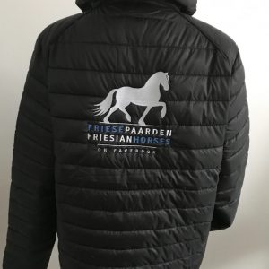 Paardensport, gewatteerd dames jack, zwart, Friese Paarden / Friesian Horses, door ZijHaven3, borduurstudio Lemmer