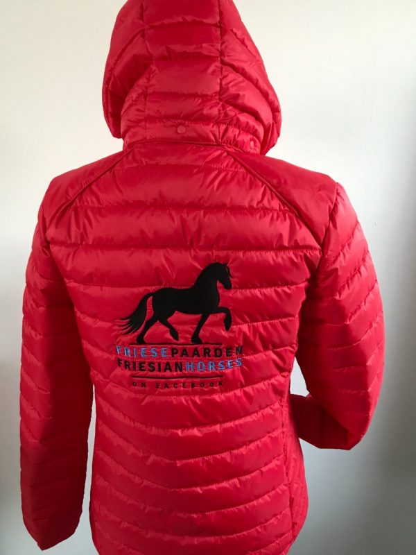 Equestrian sport, quilted mens jacked, red, Friese Paarden / Friesian Horses, by ZijHaven3, borduurstudio Lemmer
