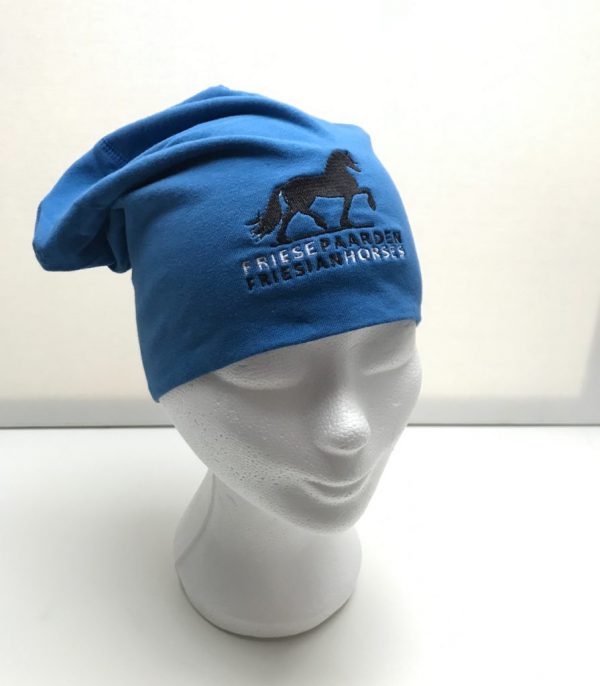 Paardensport, Muts sporty beanie, kobalt blauw, met logo Friese Paarden / Friesian Horses, van ZijHaven3, borduurstudio Lemmer