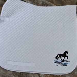 Zadeldek Dressuur, met logo Fries Paarden / Friesian Horses, door ZijHaven3, borduurstudio Lemmer