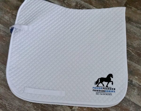 Zadeldek Dressuur, met logo Fries Paarden / Friesian Horses, door ZijHaven3, borduurstudio Lemmer