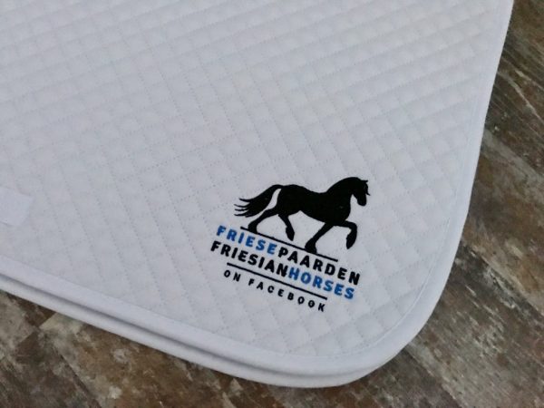 Zadeldek Dressuur, met logo Fries Paarden / Friesian Horses, door ZijHaven3, borduurstudio Lemmer