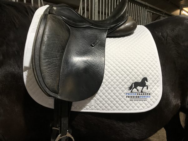 Zadeldek met logo van Fries Paarden / Friesian Horses, door ZijHaven3, borduurstudio Lemmer