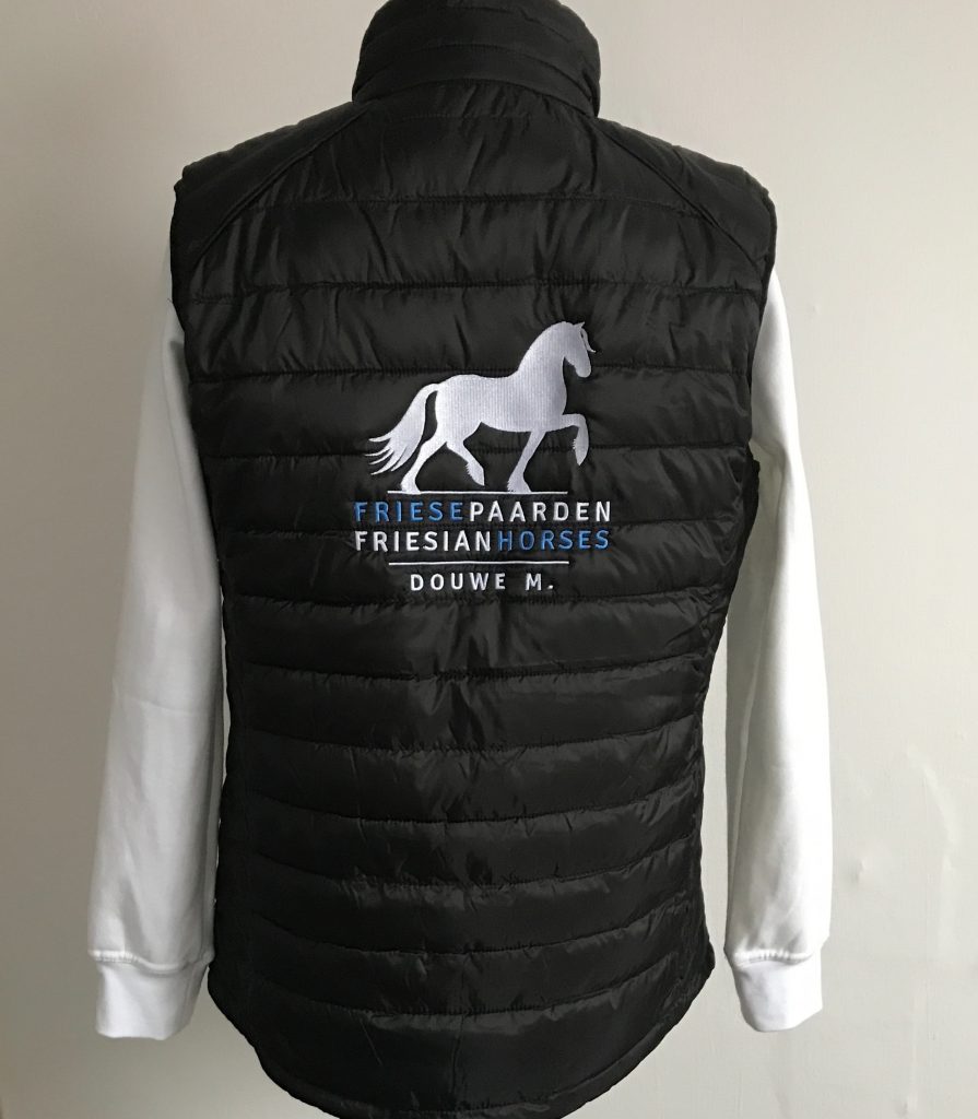 Bodywarmer, black, met logo Friese Paarden / Friesian Horses door ZijHaven3, borduurstudio Lemmer