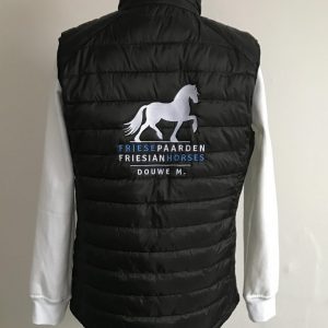 Bodywarmer, black, met logo Friese Paarden / Friesian Horses door ZijHaven3, borduurstudio Lemmer
