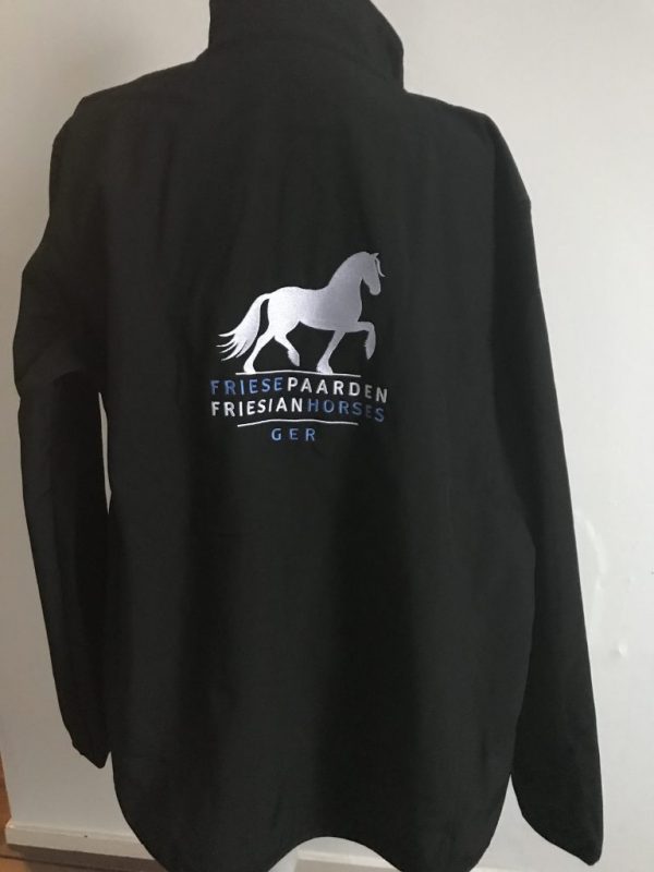 Softshell Jacket, zwart, met het logo Fries Paarden / Friesian Horses, door ZijHaven3, borduurstudio Lemmer