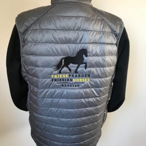 Paardensport, gepersonaliseerde bodywarmer met logo Friese Paarden / Frisian Horses, door ZijHaven3, borduurstudio Lemmer