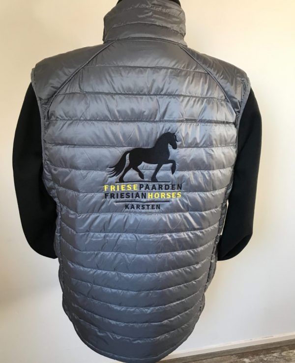 Paardensport, gepersonaliseerde bodywarmer met logo Friese Paarden / Frisian Horses, door ZijHaven3, borduurstudio Lemmer