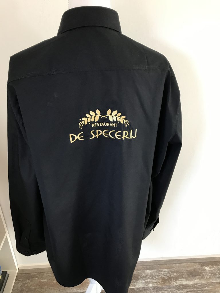 Bedrijfskleding, overhemd met logo restaurant de Specerij, door ZijHaven 3, borduurstudio Lemmer