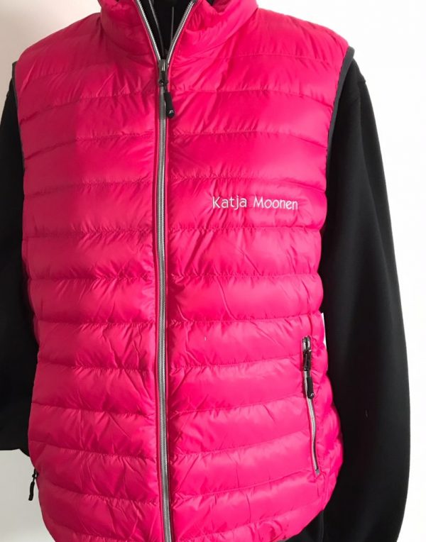 Ladies Down vest, pink, with logo Friese Paarden/Friesian Horses, by ZijHaven3, borduurstudio Lemmer