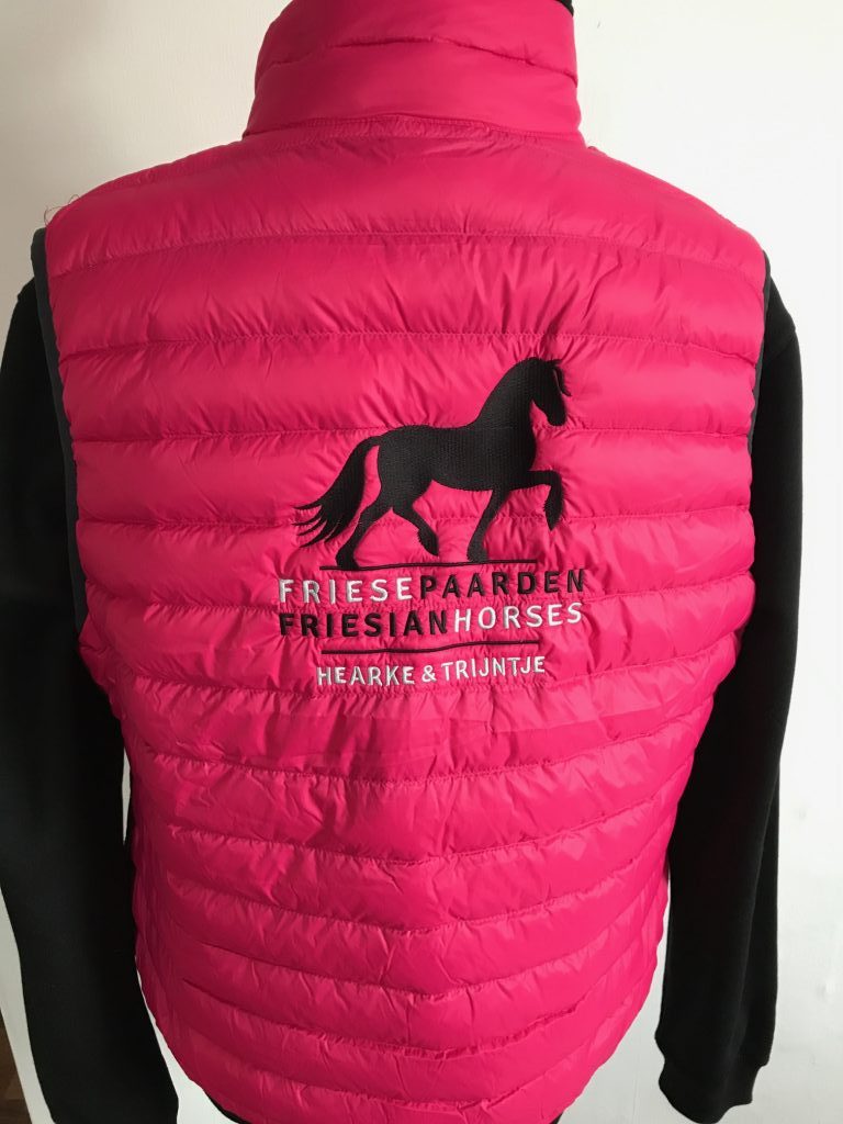 Dames bodywarmer, dons gevuld, roze, met logo Friese Paarden/Friesian Horses door ZijHaven3, borduurstudio Lemmer