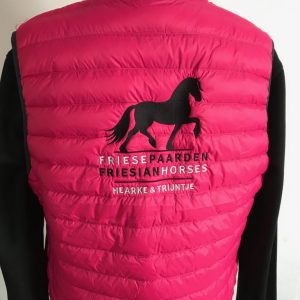 Ladies Down vest, pink, with logo Friese Paarden/Friesian Horses, by ZijHaven3, borduurstudio Lemmer
