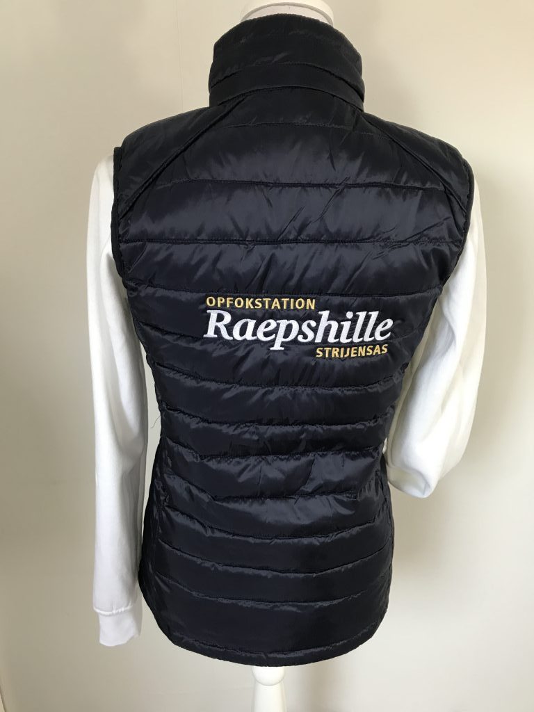 Equestrian sports, quilted ladies vest, with logo opfokstation Raepshille Strijensas, by ZijHaven3, borduurstudio Lemmer