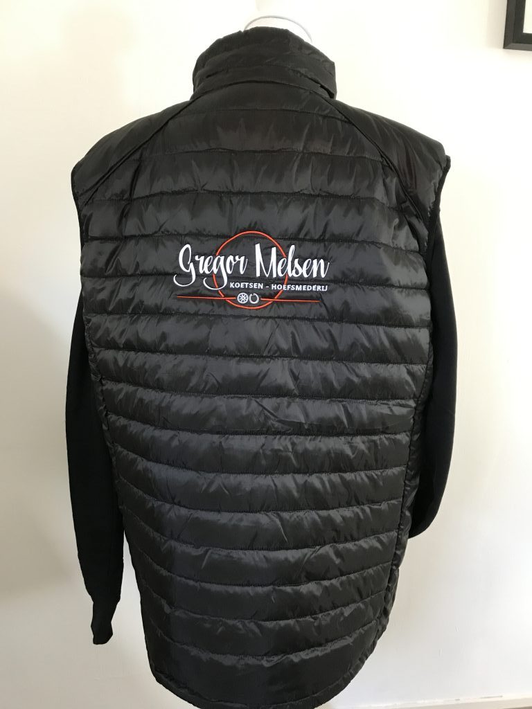 Bedrijfskleding Gregor Melson, gewatteerde bodywarmer, door ZijHaven3, borduurstudio Lemmer