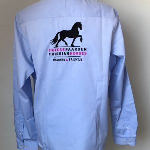 Ladies shirt, light blue, with logo Friese Paarden / Frisian Horses by ZijHaven3, borduurstudio Lemmer