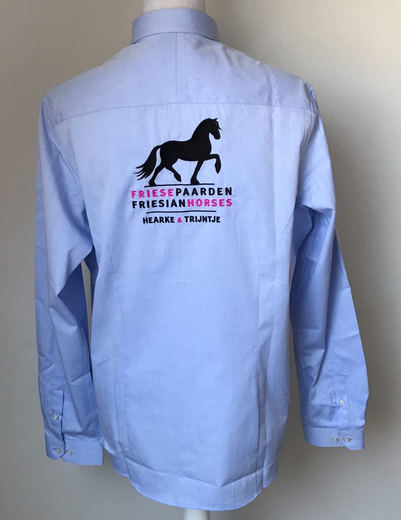 Dames shirt, licht blauw, met logo Fries Paarden / Frisian Horses door ZijHaven3, borduurstudio Lemmer