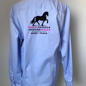 Mans shirt, light blue, with logo Friese Paarden / Frisian Horses, by ZijHaven3, borduurstudio Lemmer