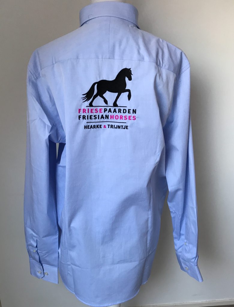 Heren shirt, licht blauw, met logo Fries Paarden / Frisian Horses door ZijHaven3, borduurstudio Lemmer