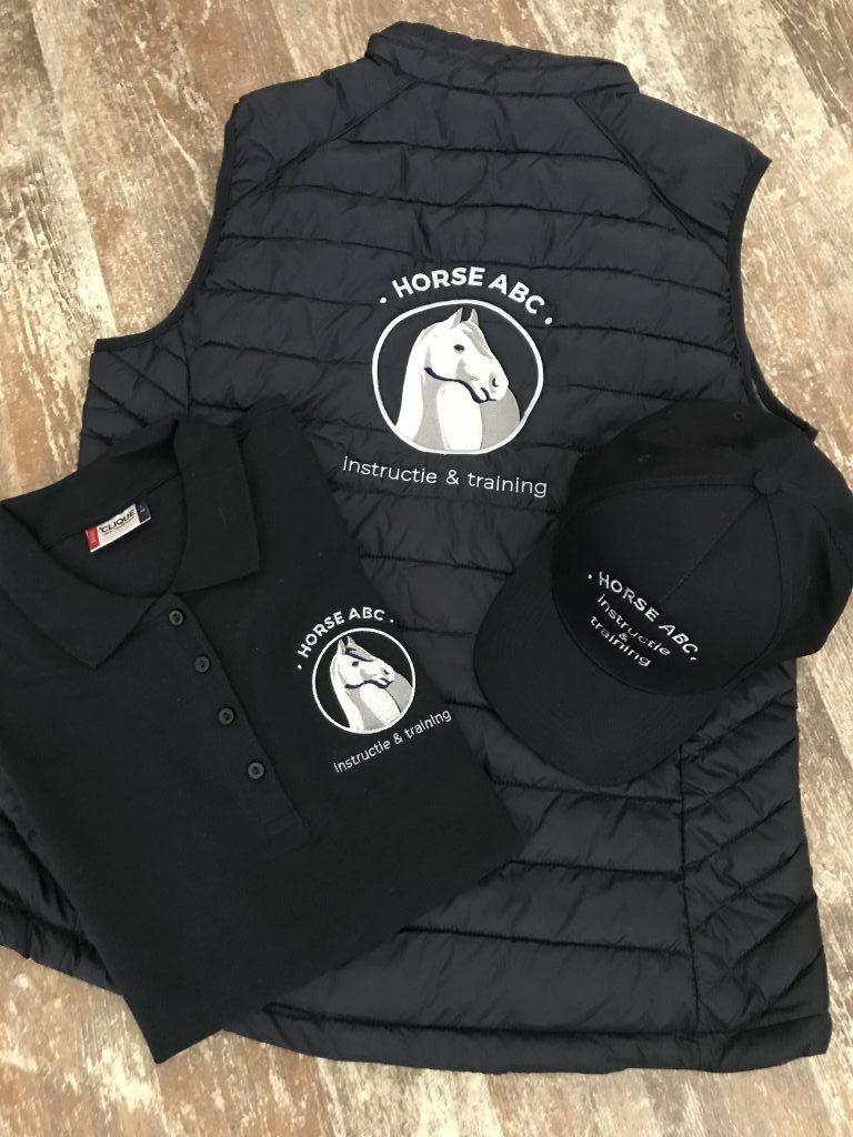 Paardensport, polo, bodywarmer en cap met logo, door ZijHaven3, borduurstudio Lemmer