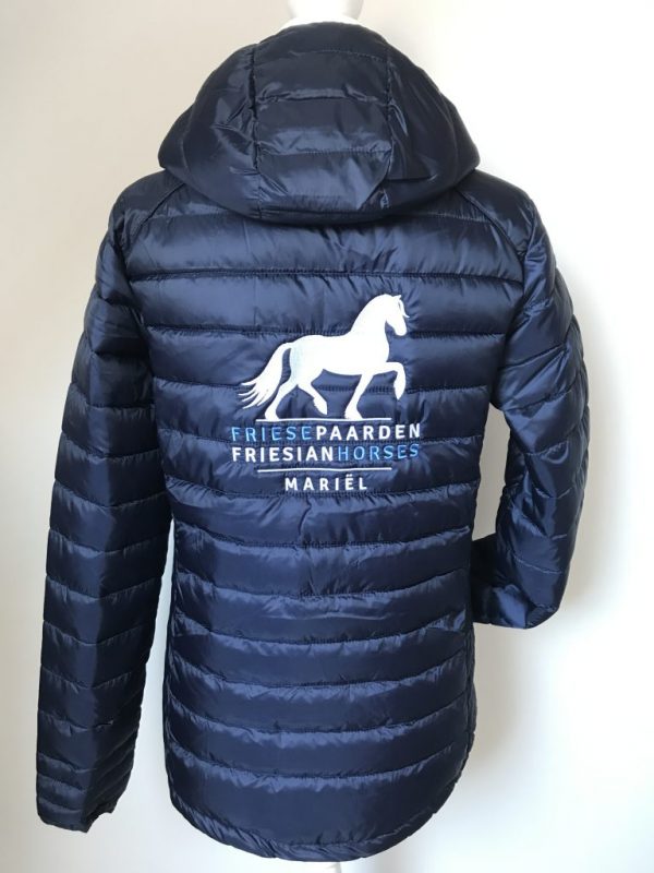 Paardensport, gepersonaliseerd gewatteerd jack met logo Friese Paarden / Frisian Horses, door ZijHaven3, borduurstudio Lemmer