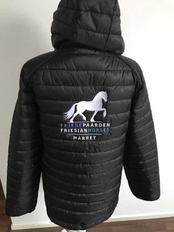 Paardensport, gepersonaliseerd gewatteerd jack met logo Friese Paarden / Frisian Horses, door ZijHaven3, borduurstudio Lemmer