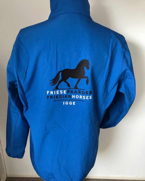 Softshell dames jacket, kobalt blauw, met het logo Fries Paarden / Friesian Horses, door ZijHaven3, borduurstudio Lemmer