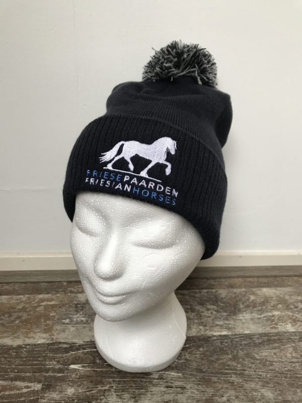 Muts met pompon, dark navy, met logo Friese Paarden/ Friesian Horses, door ZijHaven3, borduurstudio Lemmer