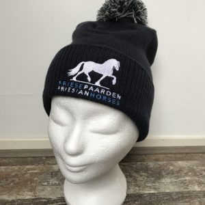 Knitted hat with pompon, dark navy, with logo Friese Paarden / Friesian Horses, by ZijHaven3 borduurstudio Lemmer