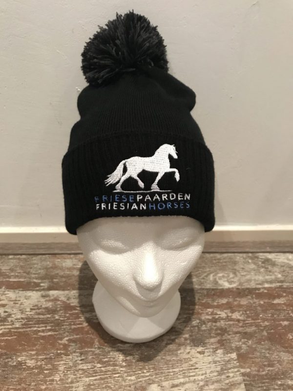 Muts met pompon, zwart, met logo Friese Paarden / Friesian Horses, door ZijHaven3, borduurstudio Lemmer