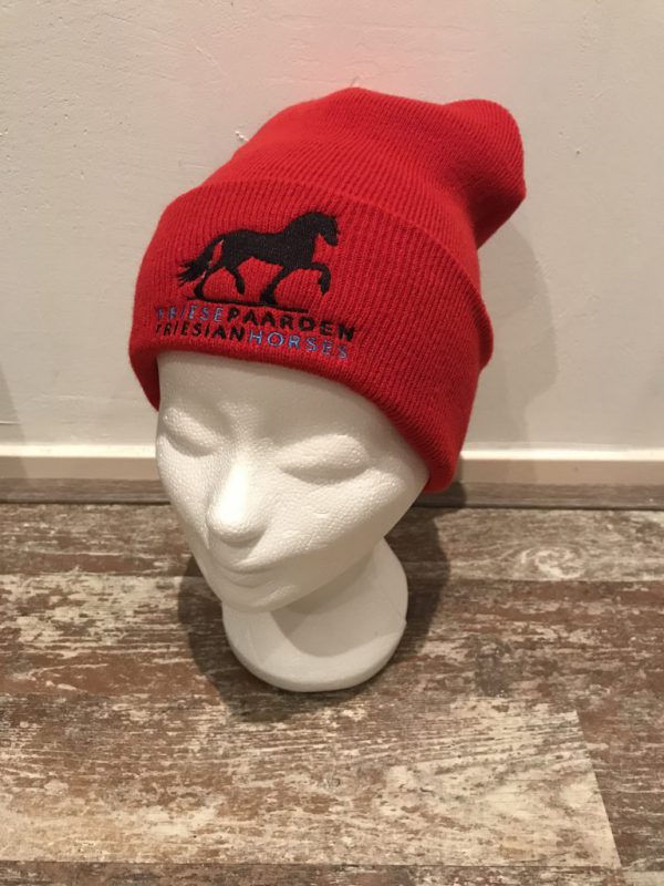 Muts, rood, met logo Friese Paarden / Friesian Horses, door ZijHaven3, borduurstudio Lemmer