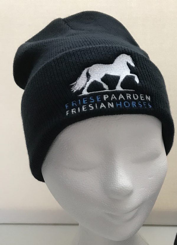 Muts, zwart, met logo Friese Paarden / Friesian Horses, door ZijHaven3, borduurstudio Lemmer