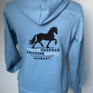 Hoody vest dames, licht blauw, met logo Friese Paarden / Friesian Horsen, door ZijHaven3, borduurstudio Lemmer