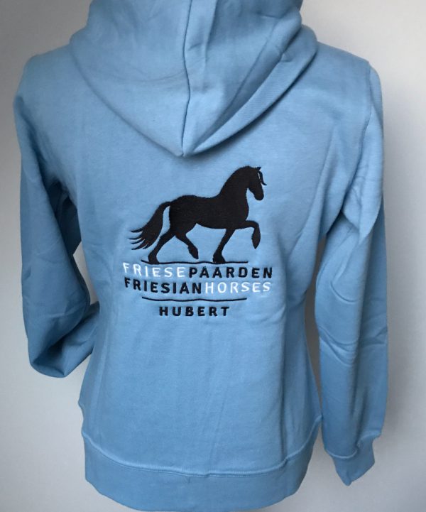 Hoody vest dames, licht blauw, met logo Friese Paarden / Friesian Horsen, door ZijHaven3, borduurstudio Lemmer