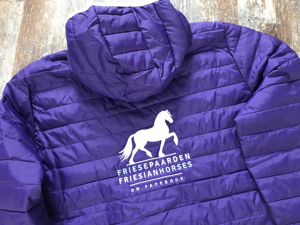 Quilted ladies/mens jacket with fixed hood, back view, bright lilac, from Fries Paarden/ Friesian Horses, by ZijHaven3, borduurstudio Lemmer
