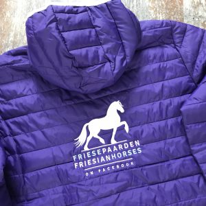 Gewatteerd dames/heren jack met vaste capuchon, helder lila, achteraanzicht, van Friese Paarden / Friesian Horses, van ZijHaven3,borduurstudio Lemmer