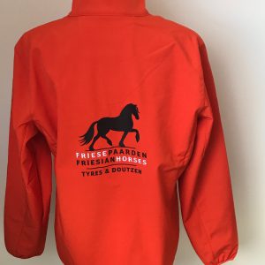 Softshell jack met het logo van Friese Paarden/Friesian Horses logo, door ZijHaven3, borduurstudio Lemmer