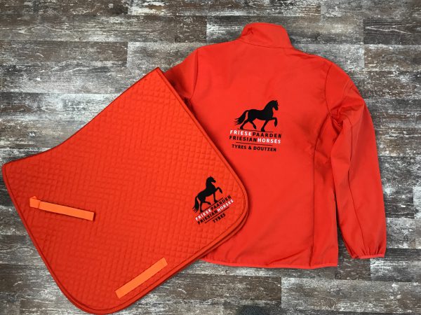 Zadeldek en bijpassende softshell met het logo van Friese Paarden/Friesian Horses logo, door ZijHaven3, borduurstudio Lemmer