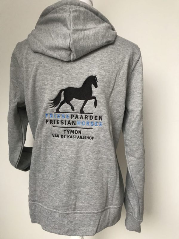 Hoody vest dames, grijs, met logo Friese Paarden / Friesian Horsen, door ZijHaven3, borduurstudio Lemmer