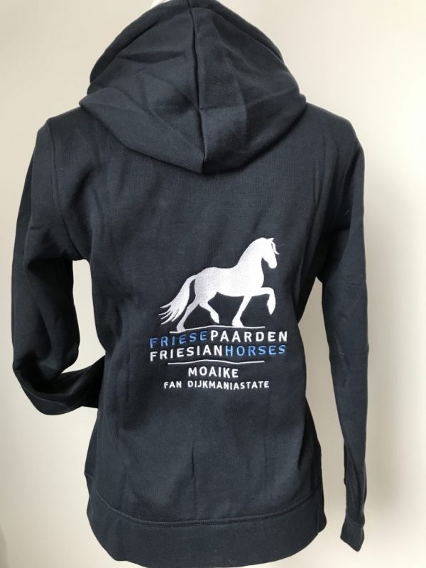 Hoody vest, dames, dark navy, met logo Friese Paarden/Friesian Horses, door ZijHaven3 borduurstudio Lemmer