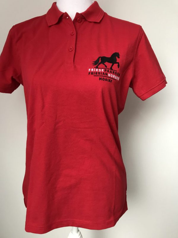 Poloshirt, dames, rood, met logo Friese Paarden/Friesian Horses, door ZijHaven3 borduurstudio Lemmer
