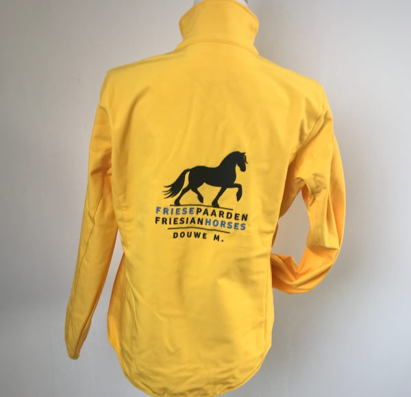 Softshell jack, dames, geel, met logo Friese Paarden/Friesian Horses, door ZijHaven3 borduurstudio Lemmer