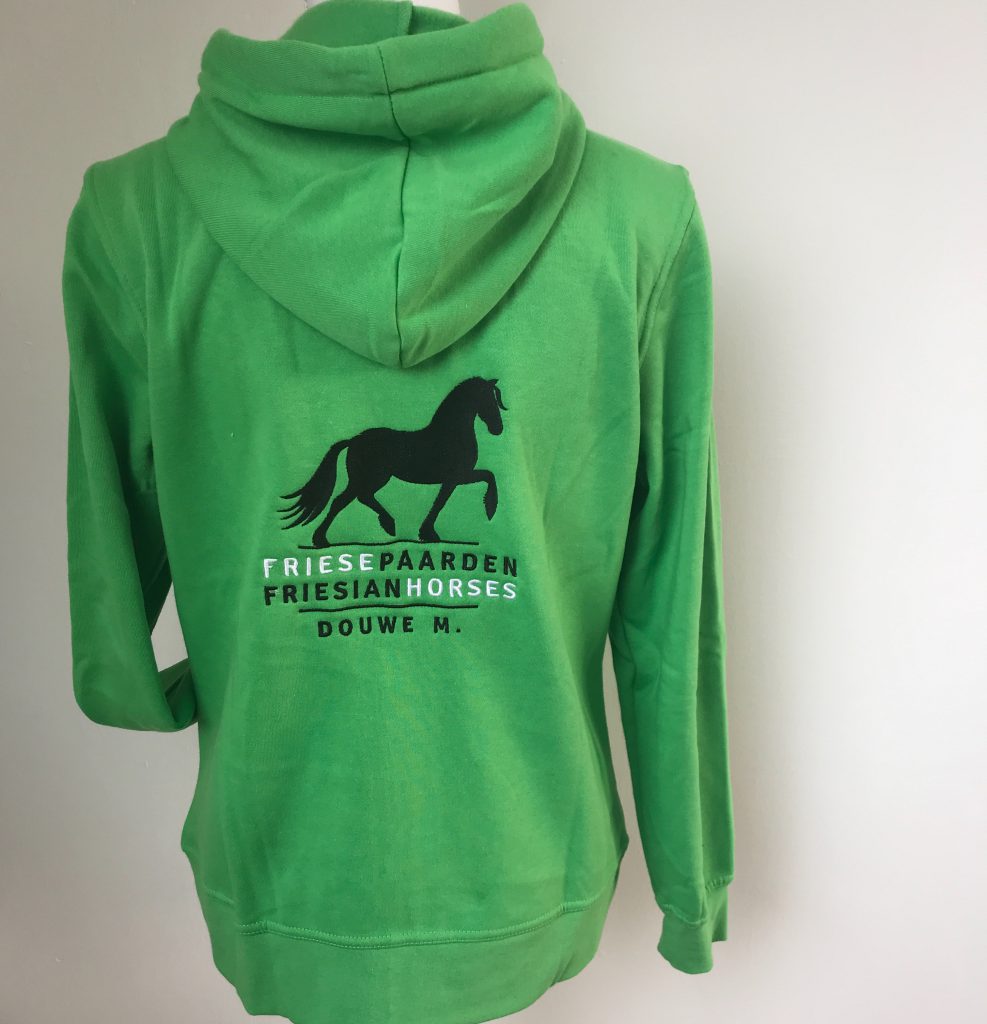 Hoody vest, dames, appelgroen, met logo Friese Paarden/Friesian Horses, door ZijHaven3 borduurstudio Lemmer