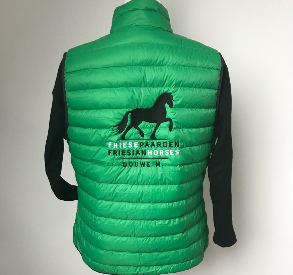 Gewatteerde bodywarmer, dames, appelgroen, met logo Friese Paarden/Friesian Horses, door ZijHaven3 borduurstudio Lemmer