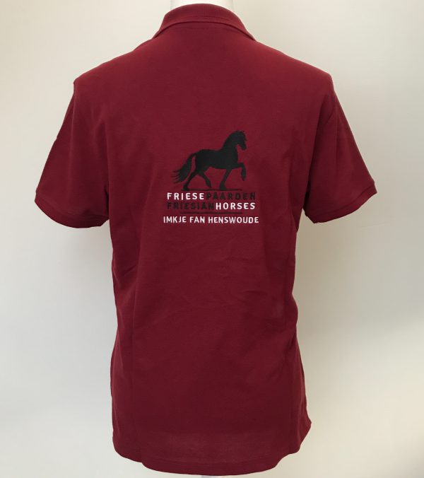 Poloshirt, dames, bordeaux, met logo Friese Paarden/Friesian Horses, door ZijHaven3 borduurstudio Lemmer